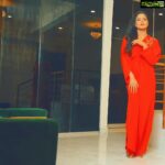 Veena Malik Instagram - #fashionista #veenamalik #fashion #beautifuldress #lovingit Designer @r.i.abyanzeelaimtiaz 💋💄 @zarassalonofficial Pics @mateenshahphotography