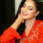 Veena Malik Instagram – #fashionista #veenamalik #fashion #beautifuldress #lovingit 

Designer @r.i.abyanzeelaimtiaz 
💋💄 @zarassalonofficial 
Pics @mateenshahphotography