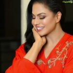 Veena Malik Instagram – #fashionista #veenamalik #fashion #beautifuldress #lovingit 

Designer @r.i.abyanzeelaimtiaz 
💋💄 @zarassalonofficial 
Pics @mateenshahphotography