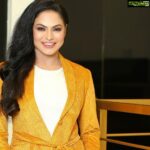 Veena Malik Instagram - Yellow is the Color🔥 #veenaMalik #fashion #glam MakeUp @zarassalonofficial 📸 @mateenshahphotography Partnership🙌 @sangibyawais