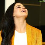 Veena Malik Instagram - Yellow is the Color🔥 #veenaMalik #fashion #glam MakeUp @zarassalonofficial 📸 @mateenshahphotography Partnership🙌 @sangibyawais
