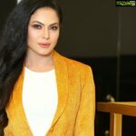 Veena Malik Instagram - Yellow is the Color🔥 #veenaMalik #fashion #glam MakeUp @zarassalonofficial 📸 @mateenshahphotography Partnership🙌 @sangibyawais