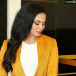 Veena Malik Instagram - Yellow is the Color🔥 #veenaMalik #fashion #glam MakeUp @zarassalonofficial 📸 @mateenshahphotography Partnership🙌 @sangibyawais