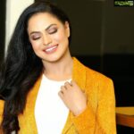 Veena Malik Instagram - Yellow is the Color🔥 #veenaMalik #fashion #glam MakeUp @zarassalonofficial 📸 @mateenshahphotography Partnership🙌 @sangibyawais