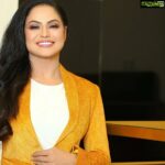 Veena Malik Instagram - Yellow is the Color🔥 #veenaMalik #fashion #glam MakeUp @zarassalonofficial 📸 @mateenshahphotography Partnership🙌 @sangibyawais