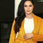 Veena Malik Instagram - Yellow is the Color🔥 #veenaMalik #fashion #glam MakeUp @zarassalonofficial 📸 @mateenshahphotography Partnership🙌 @sangibyawais