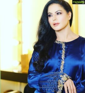 Veena Malik Instagram - #mondayblues💙💙 #Shooting #Fashion #Glamworld #Lights #Camera #veenamalik Wardrobe @r.i.abyanzeelaimtiaz Make up @zarassalonofficial 📸@mateenshahphotography