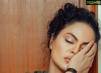 Veena Malik Instagram - DAY 1. 📷 @mateenshahphotography 💄💋 @tahseenkhanoffical #VEENATHEMALIK👅