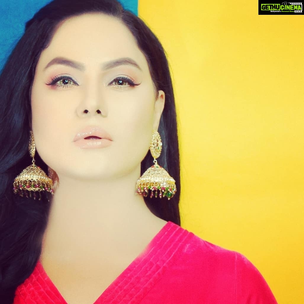 Veena Malik Instagram - Dreams r for Real🌼❤😌 #VeenaMalik #veenamalik 📷🌹❤ = @tahseenkhanoffical @mateenshahphotography