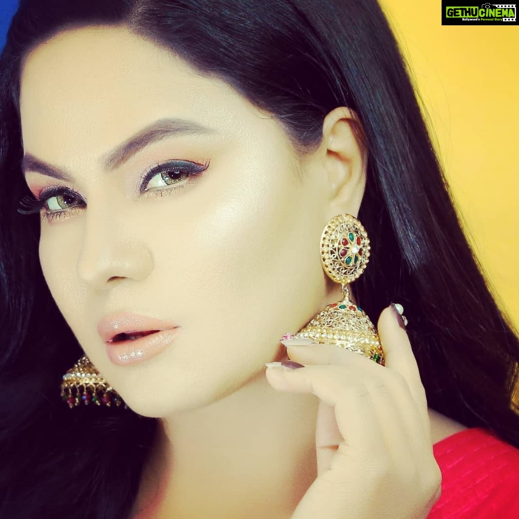 Veena Malik Instagram - Dreams r for Real🌼❤😌 #VeenaMalik #veenamalik 📷🌹❤ = @tahseenkhanoffical @mateenshahphotography