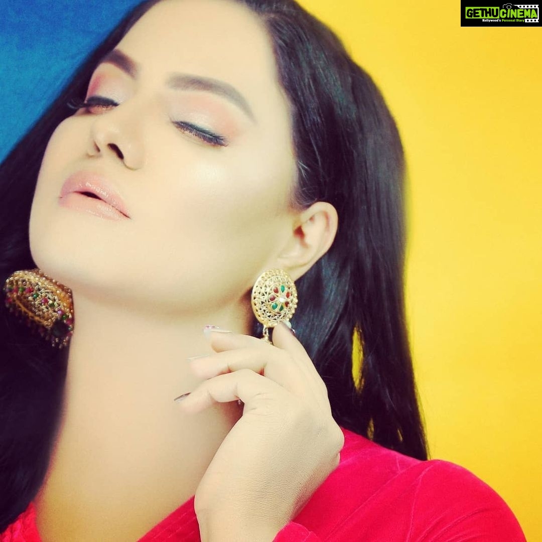 Veena Malik Instagram - Dreams r for Real🌼❤😌 #VeenaMalik #veenamalik 📷🌹❤ = @tahseenkhanoffical @mateenshahphotography