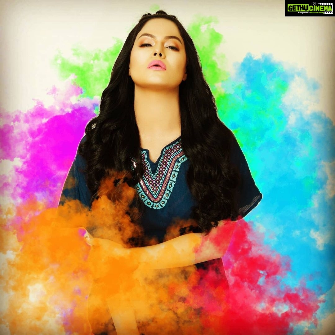Veena Malik Instagram - love & Colors is All that i see😍🎈💄 #loveisintheair❤️ #VeenaMalik 📷 @tahseenkhanoffical @mateenshahphotography