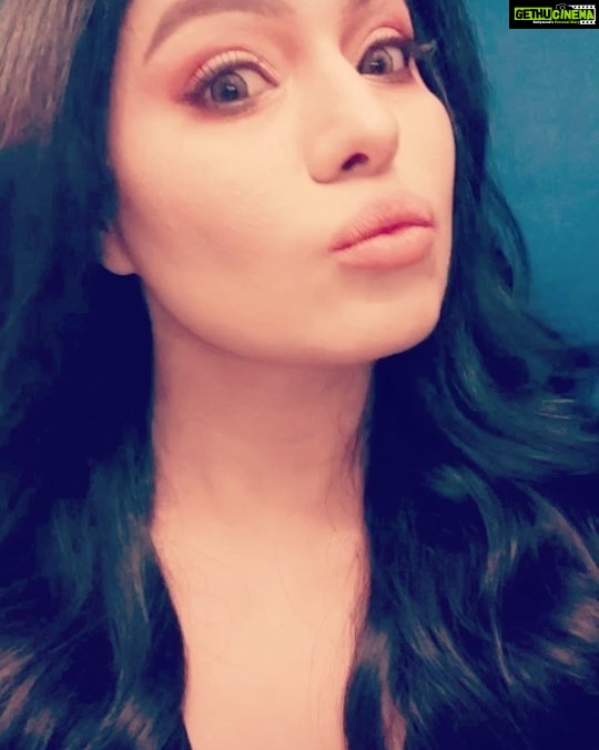 Veena Malik Instagram - #hellosaturday💋 #VeenaMalik #💜🍀🌺🌺