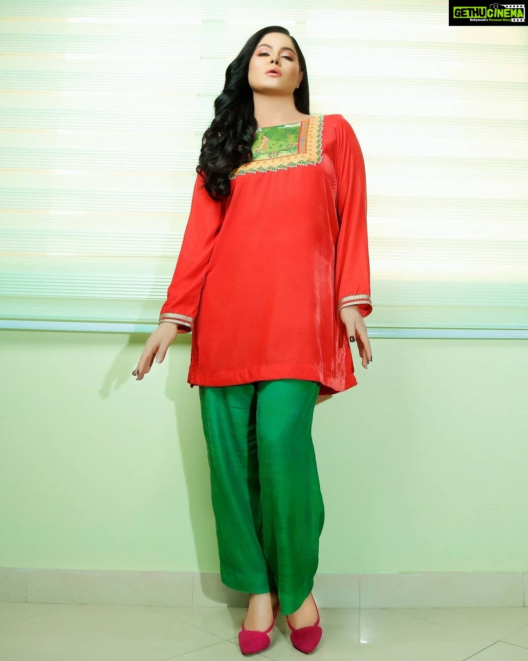 Veena Malik Instagram - #hellospooktober #vinni #VeenaMalik 📷🌹@mateenshahphotography 💄💅💃@tahseenkhanoffical
