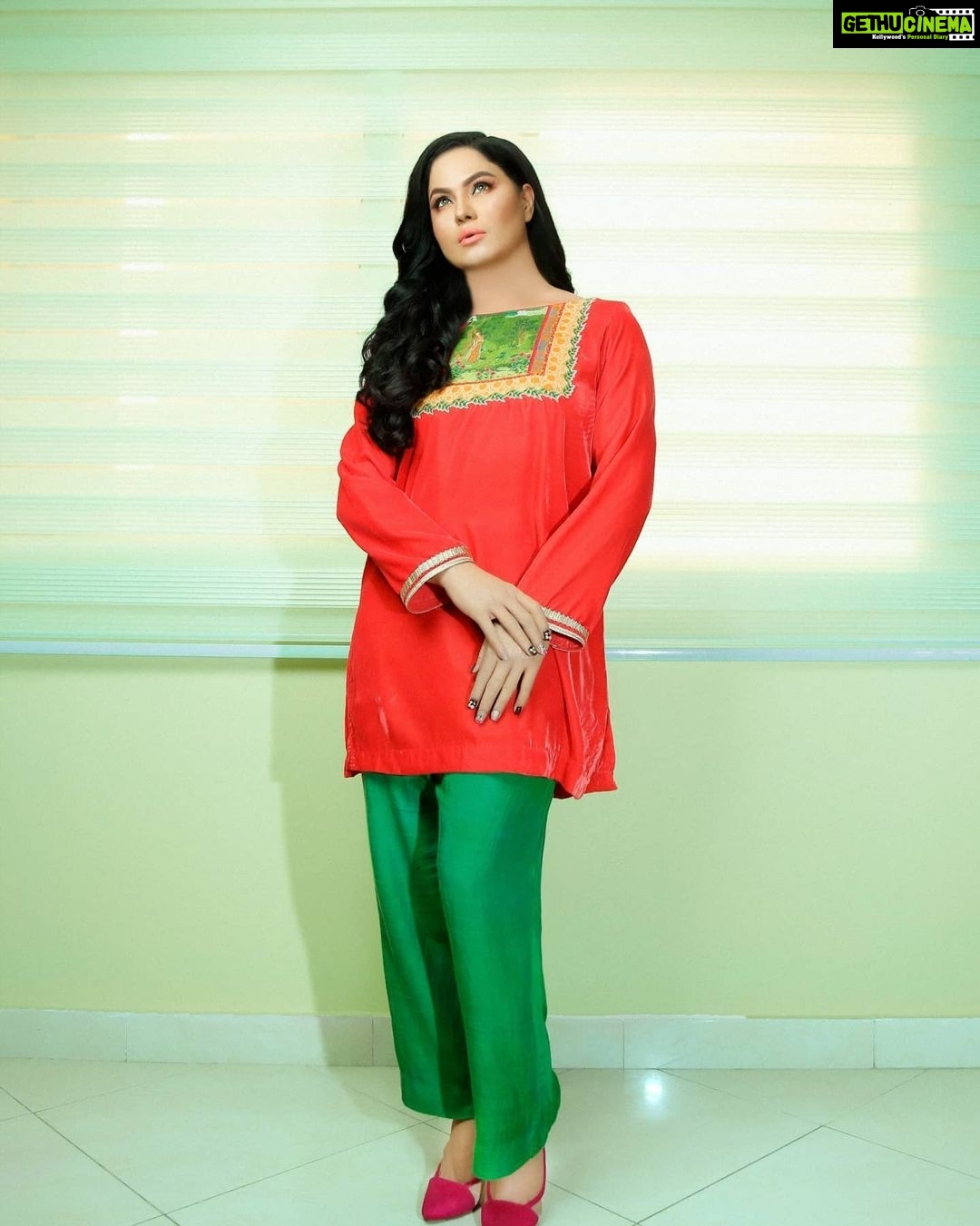 Veena Malik Instagram - #hellospooktober #vinni #VeenaMalik 📷🌹@mateenshahphotography 💄💅💃@tahseenkhanoffical