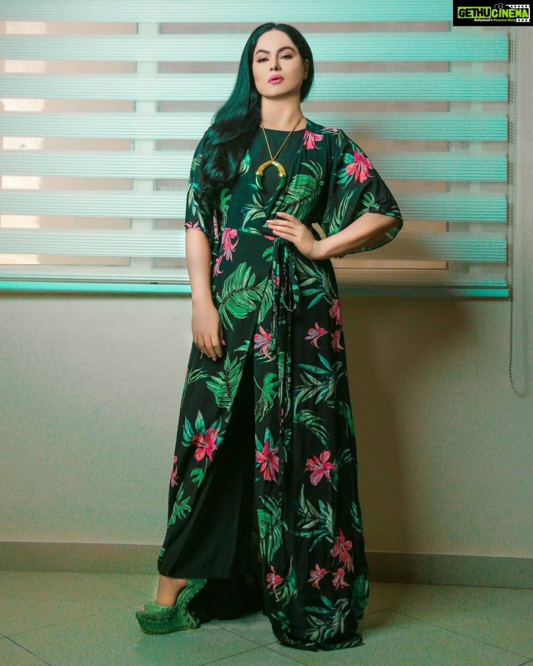 Veena Malik Instagram - زمانہ کچھ بھی کہے اسکا احترام نہ کر۔۔ جسے ضمیر نہ مانے اسے سلام نہ کر۔۔۔ #وینا_ملک 📷 =@mateenshahphotography 💋💄💅💝= @tahseenkhanoffical