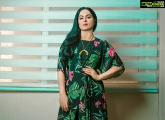 Veena Malik Instagram - زمانہ کچھ بھی کہے اسکا احترام نہ کر۔۔ جسے ضمیر نہ مانے اسے سلام نہ کر۔۔۔ #وینا_ملک 📷 =@mateenshahphotography 💋💄💅💝= @tahseenkhanoffical
