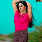 Veena Malik Instagram – wishing u Hugs n smiles & Lots of purlpe💜
#VeenaMalik 
📷✔💯= @mateenshahphotography 
💄💋👄💅 = @tahseenkhanoffical