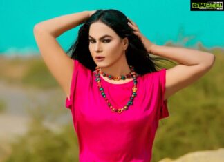 Veena Malik Instagram - wishing u Hugs n smiles & Lots of purlpe💜 #VeenaMalik 📷✔💯= @mateenshahphotography 💄💋👄💅 = @tahseenkhanoffical