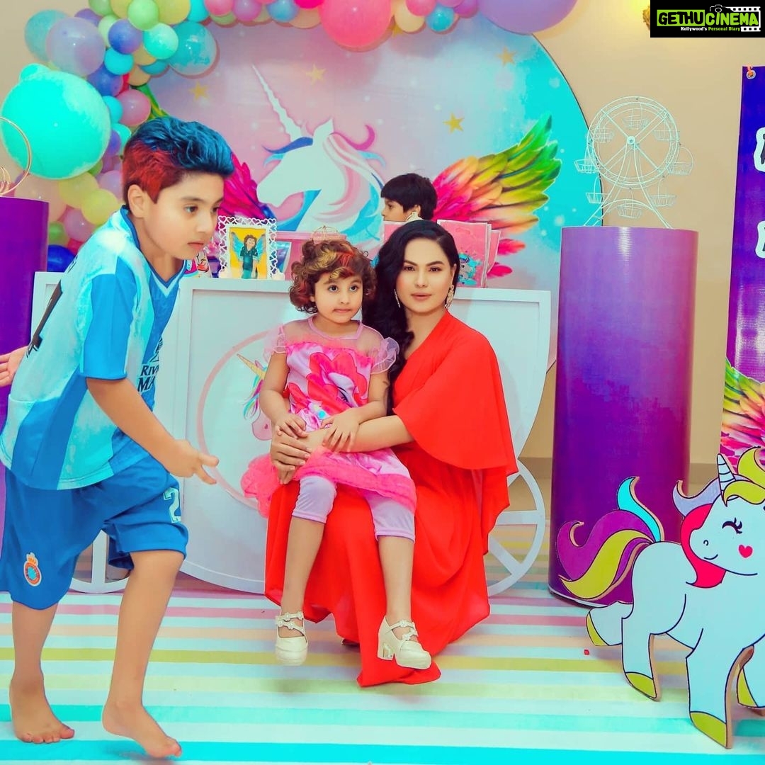 Veena Malik Instagram - #happybirthdayabramkhan❤️❤️ #veenamalikkids #mylove #🎉🎂🎁 📷♥✔💯 = @tahseenkhanoffical @mateenshahphotography Decore 🙌🎉✔💯 = @weddingstarz_ Co-Ordination @itsarslanmehboob 🙌✔💯