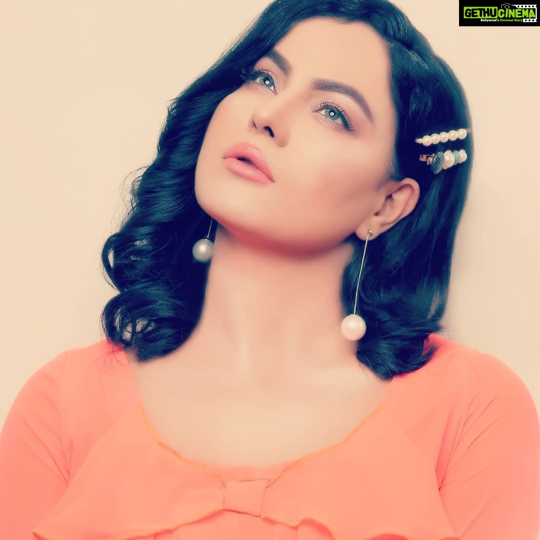 Veena Malik Instagram - "There have always been lines separating us from the rest" #VeenaMalik #eternitycode 📷🙌 @mateenshahphotography @tahseenkhanoffical #💅❤👄👍