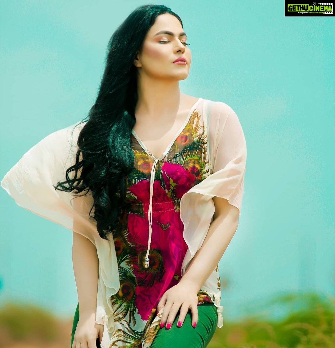 Veena Malik Instagram - The Best way to Pay for A #LovelyMoment Is #enjoy #VeenaMalik #veenamalikpakistan
