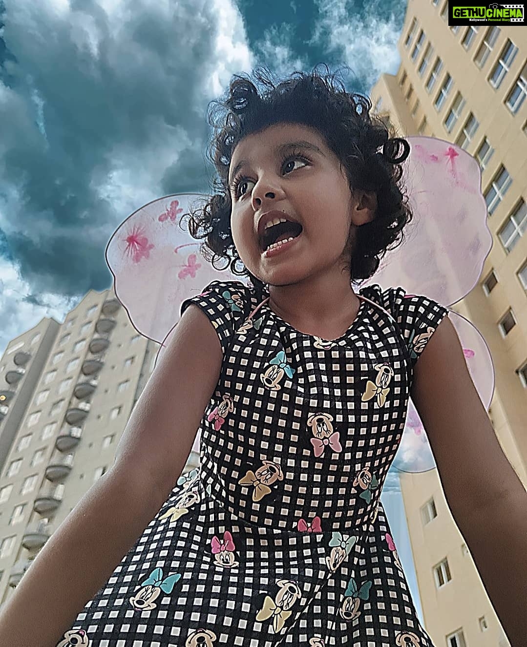Veena Malik Instagram - #Amaleena #åmål #VeenaMalik #veenamalikkids #⛅️❤️