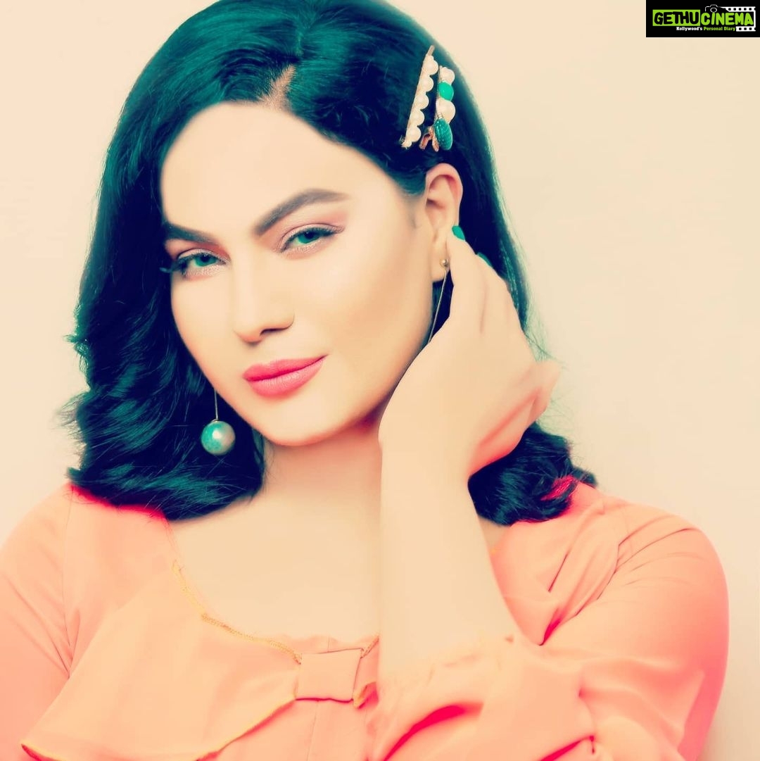 Veena Malik Instagram - "There have always been lines separating us from the rest" #VeenaMalik #eternitycode 📷🙌 @mateenshahphotography @tahseenkhanoffical #💅❤👄👍