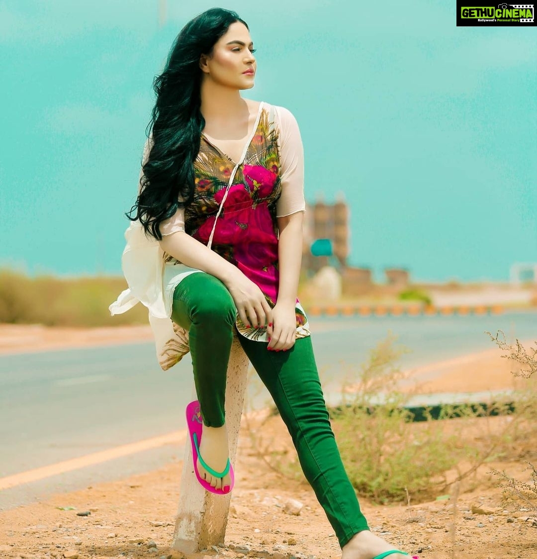 Veena Malik Instagram - The Best way to Pay for A #LovelyMoment Is #enjoy #VeenaMalik #veenamalikpakistan