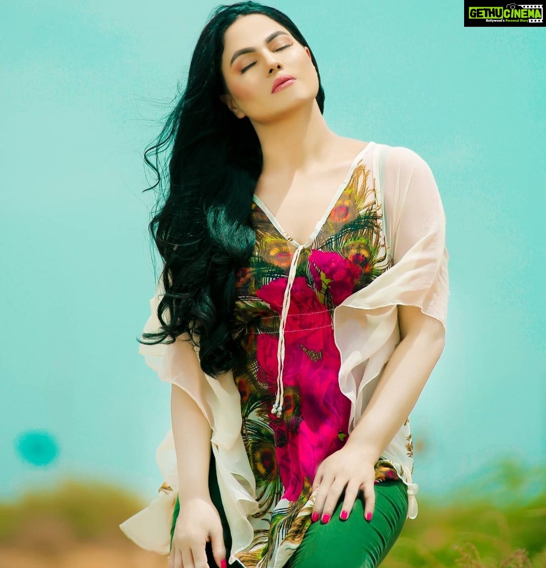 Veena Malik Instagram - The Best way to Pay for A #LovelyMoment Is #enjoy #VeenaMalik #veenamalikpakistan