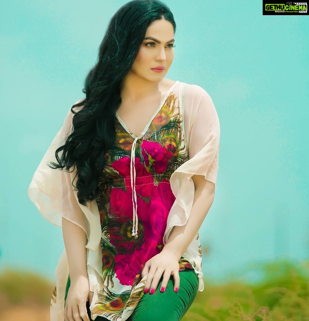 Veena Malik Instagram - The Best way to Pay for A #LovelyMoment Is #enjoy #VeenaMalik #veenamalikpakistan
