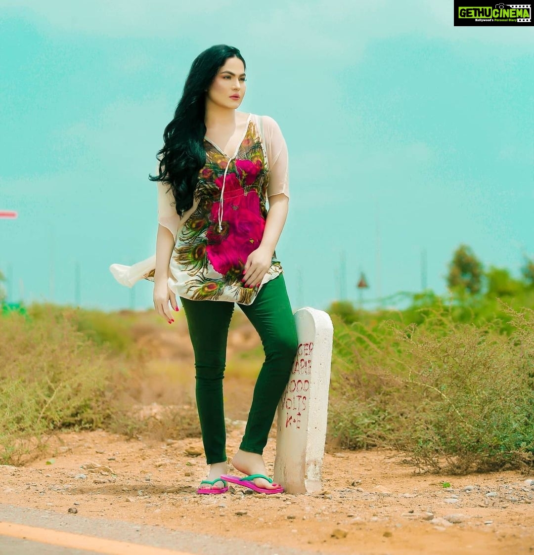 Veena Malik Instagram - The Best way to Pay for A #LovelyMoment Is #enjoy #VeenaMalik #veenamalikpakistan
