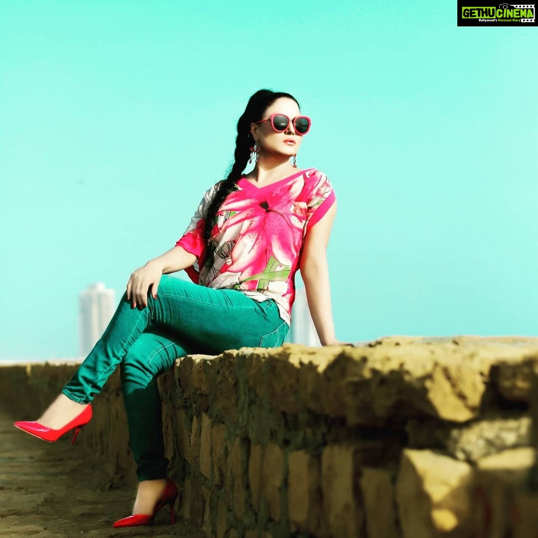 Veena Malik Instagram - Be the Rainbow You keep on chasing #ππππβ€οΈ #VeenaMalik #veenamalikpakistan #theveenamalik π·credit @mateenshahphotography @tahseenkhanoffical #ππ