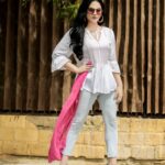 Veena Malik Instagram - Everyday is A #blessing #windyday💨 #windycity #beautifulpakistan #🌹🌸🌷💐 @mateenshahphotography #tahseenkhan @tahseenkhanoffical #beautifulstyling #photographyart #🌼🌼🌼