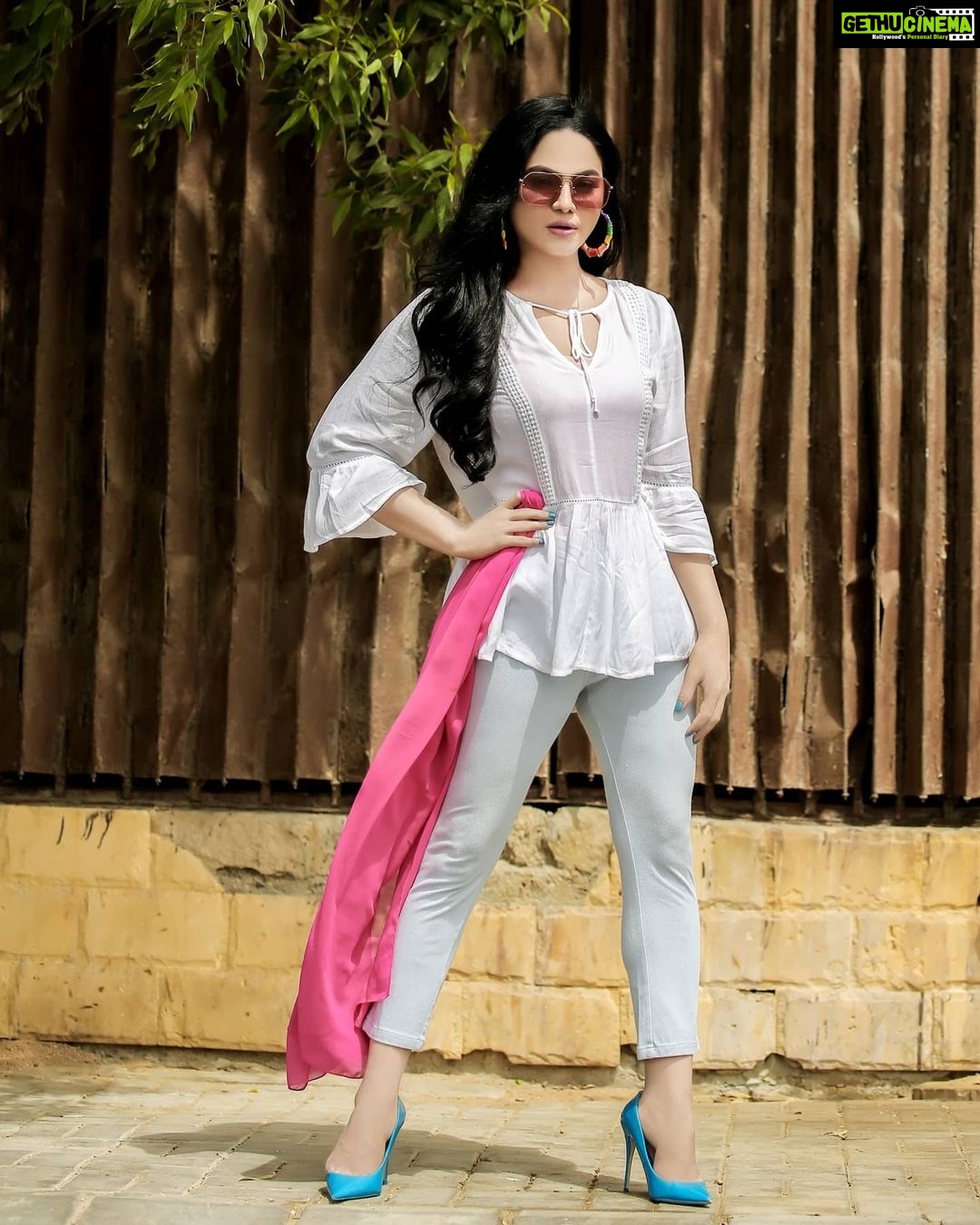 Veena Malik Instagram - Everyday is A #blessing #windyday๐จ #windycity #beautifulpakistan #๐น๐ธ๐ท๐ @mateenshahphotography #tahseenkhan @tahseenkhanoffical #beautifulstyling #photographyart #๐ผ๐ผ๐ผ