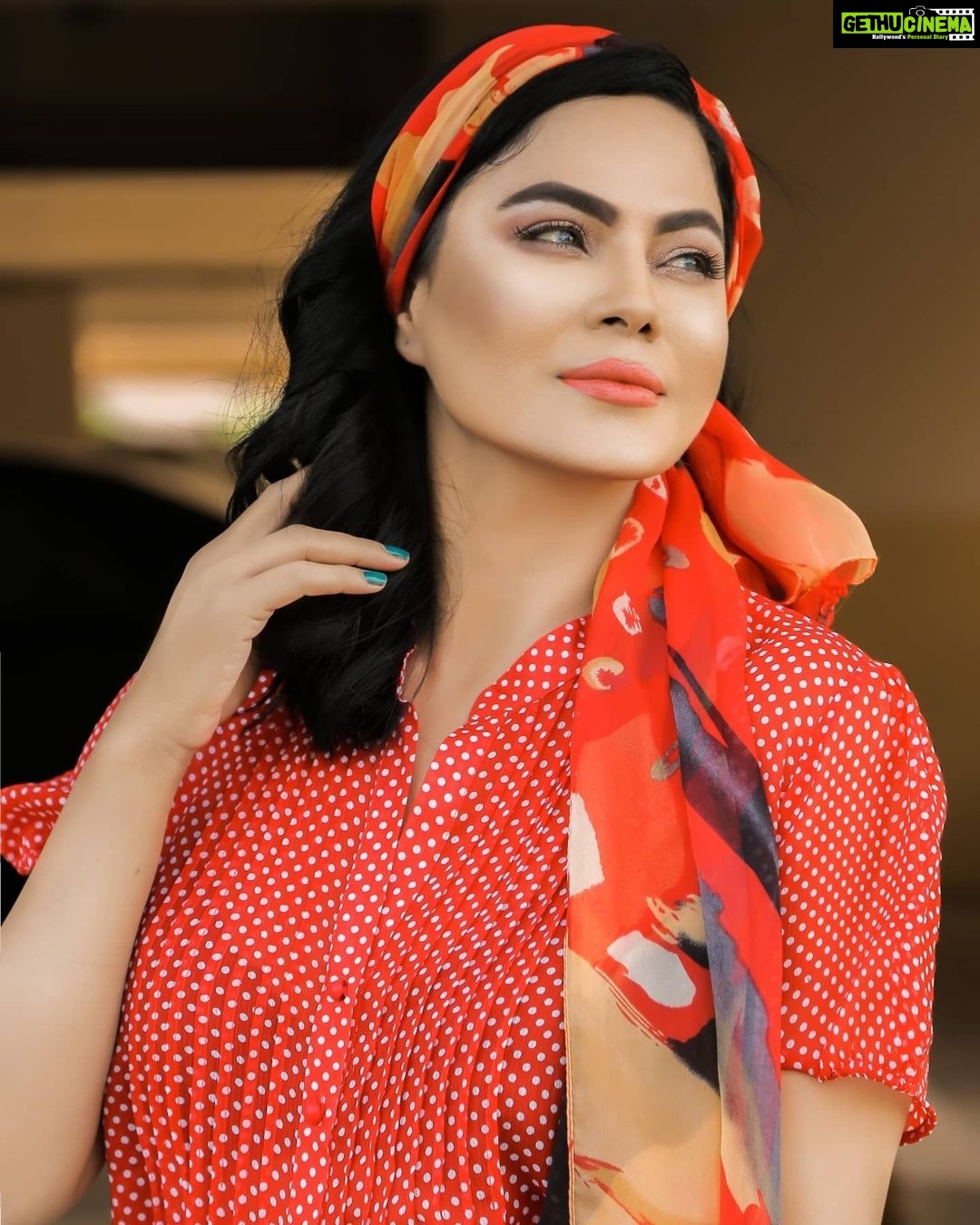 Veena Malik Instagram - #polkadots always my #favorite #colorful #loveforever @mateenshahphotography @tahseenkhanoffical #makeup #styleicon