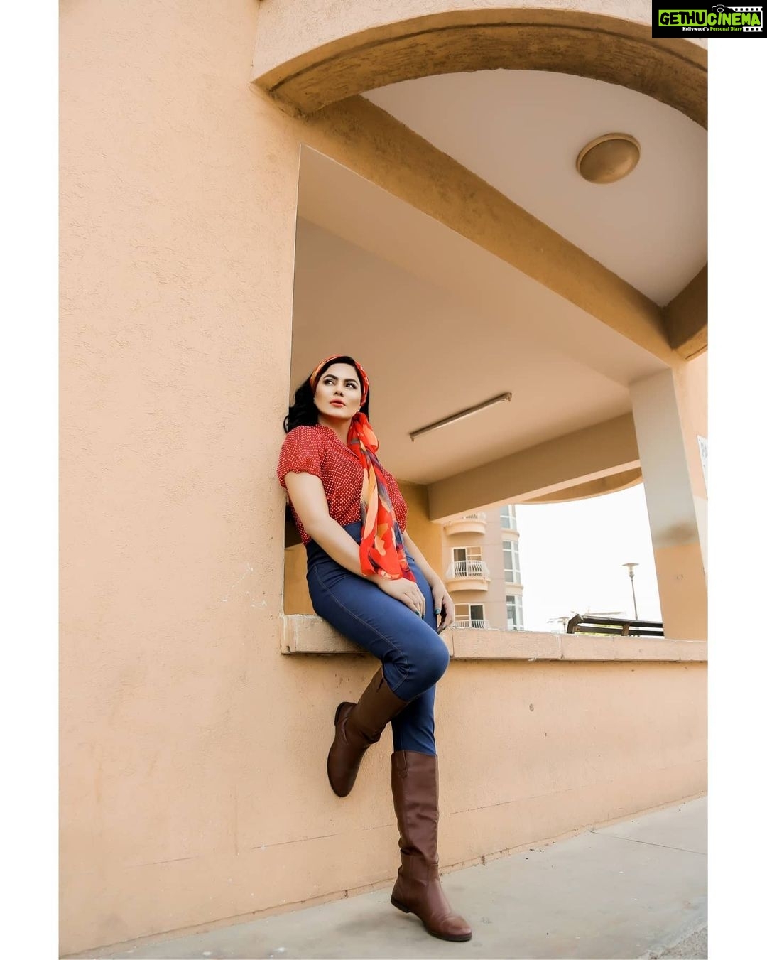 Veena Malik Instagram - #beautiful_world #veenamalik #BeautifulDay🥰😍🤩 #blessed🙏 #blessedwithkurls #lover