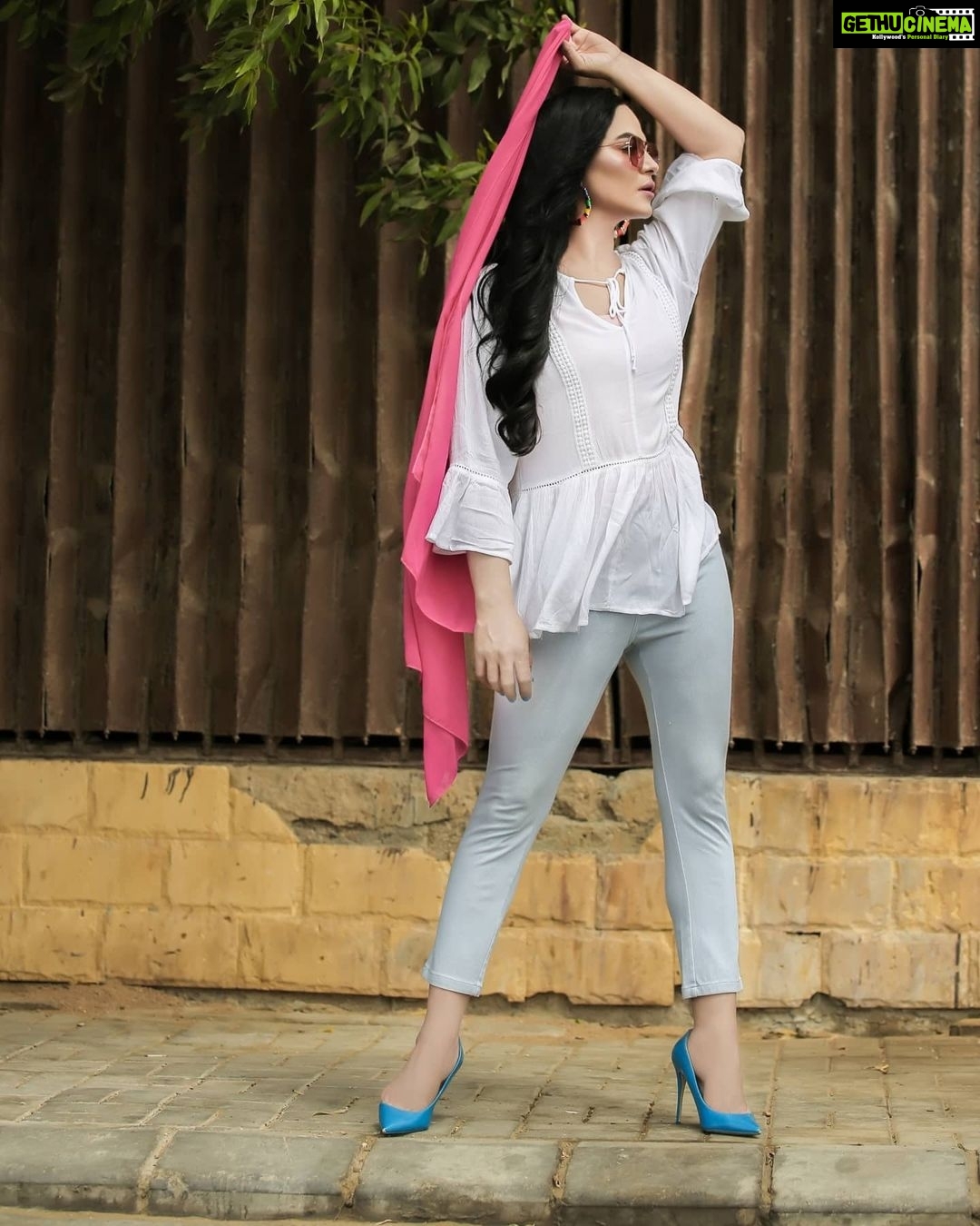Veena Malik Instagram - Everyday is A #blessing #windyday๐จ #windycity #beautifulpakistan #๐น๐ธ๐ท๐ @mateenshahphotography #tahseenkhan @tahseenkhanoffical #beautifulstyling #photographyart #๐ผ๐ผ๐ผ