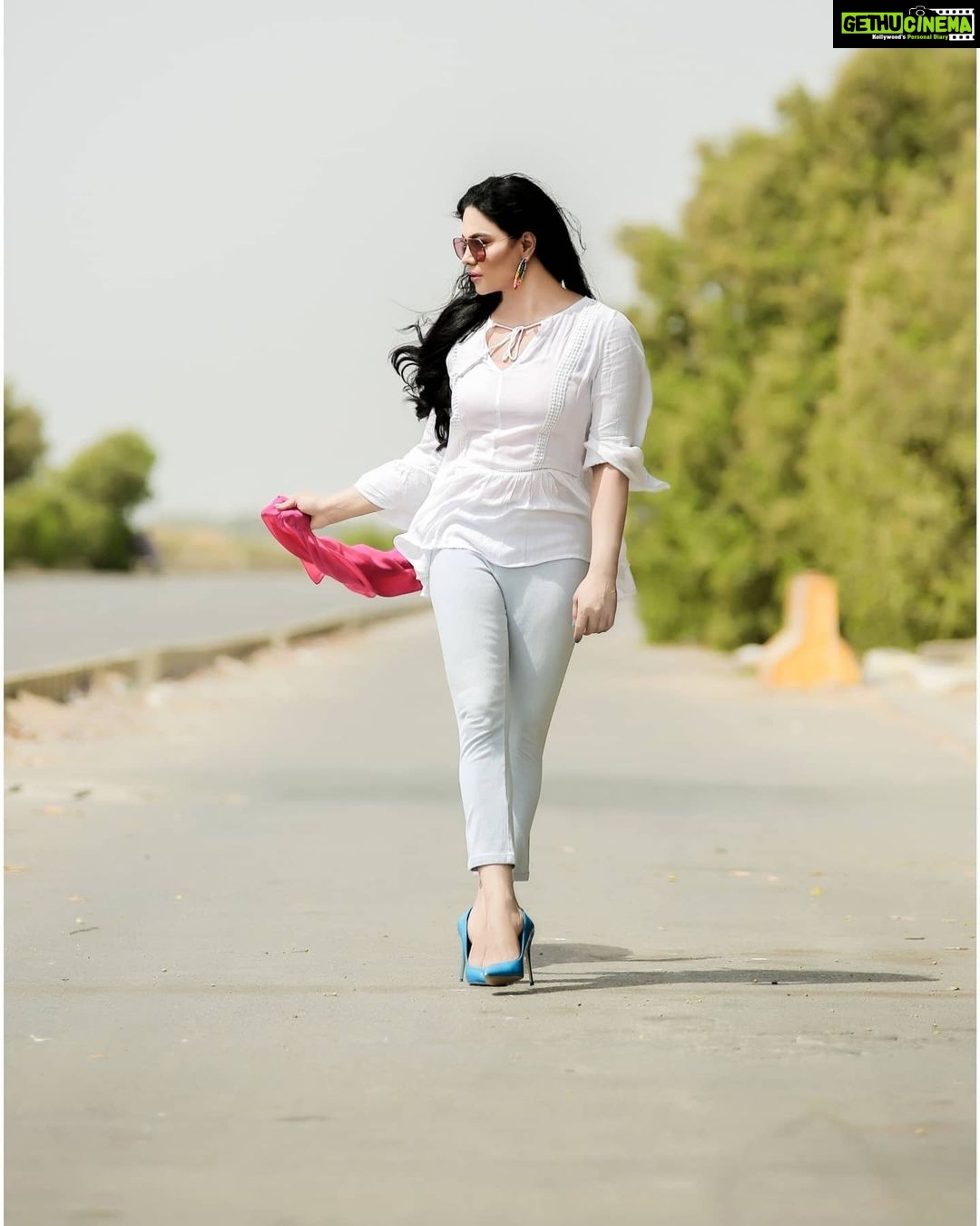 Veena Malik Instagram - Everyday is A #blessing #windyday๐จ #windycity #beautifulpakistan #๐น๐ธ๐ท๐ @mateenshahphotography #tahseenkhan @tahseenkhanoffical #beautifulstyling #photographyart #๐ผ๐ผ๐ผ
