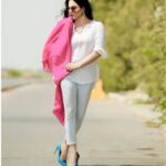 Veena Malik Instagram - Everyday is A #blessing #windyday💨 #windycity #beautifulpakistan #🌹🌸🌷💐 @mateenshahphotography #tahseenkhan @tahseenkhanoffical #beautifulstyling #photographyart #🌼🌼🌼
