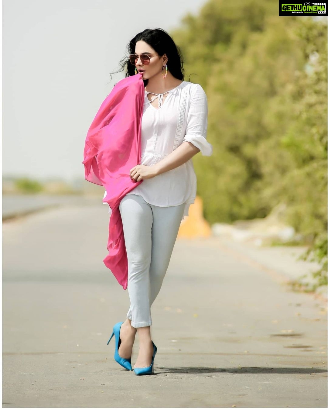 Veena Malik Instagram - Everyday is A #blessing #windyday๐จ #windycity #beautifulpakistan #๐น๐ธ๐ท๐ @mateenshahphotography #tahseenkhan @tahseenkhanoffical #beautifulstyling #photographyart #๐ผ๐ผ๐ผ