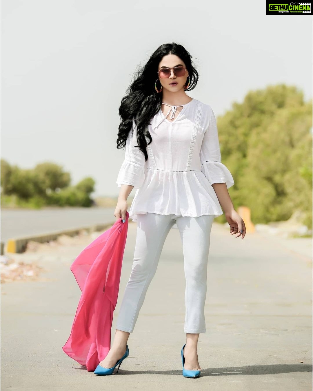 Veena Malik Instagram - Everyday is A #blessing #windyday๐จ #windycity #beautifulpakistan #๐น๐ธ๐ท๐ @mateenshahphotography #tahseenkhan @tahseenkhanoffical #beautifulstyling #photographyart #๐ผ๐ผ๐ผ