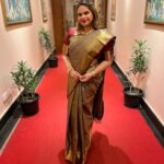 Vidyulekha Raman Instagram - In love with this unique khaki/brown colour! 🤎 forever love for a timeless yet unique Kancheevaram Pattu 🥰 . . . . #kancheevaram #silksarees #kancheevarampattu #pattusaree #sareelove #sareenotsorry