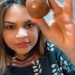 Vidyulekha Raman Instagram - CWC3 Exclusive Live 👩🏻‍🍳 I teach you how to make this simple, healthy and yummy coconut choco peanut protein balls! 🥥🥜 It’s gluten free, sugar free and absolutely delicious! Recipe is at minute 15:30 #cwc3 #cookwithcomali #cookuwithcomali #cwc #vidyuraman #cookwithvids #glutenfree #sugarfree #keto #weightloss