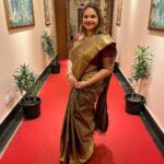 Vidyulekha Raman Instagram - In love with this unique khaki/brown colour! 🤎 forever love for a timeless yet unique Kancheevaram Pattu 🥰 . . . . #kancheevaram #silksarees #kancheevarampattu #pattusaree #sareelove #sareenotsorry