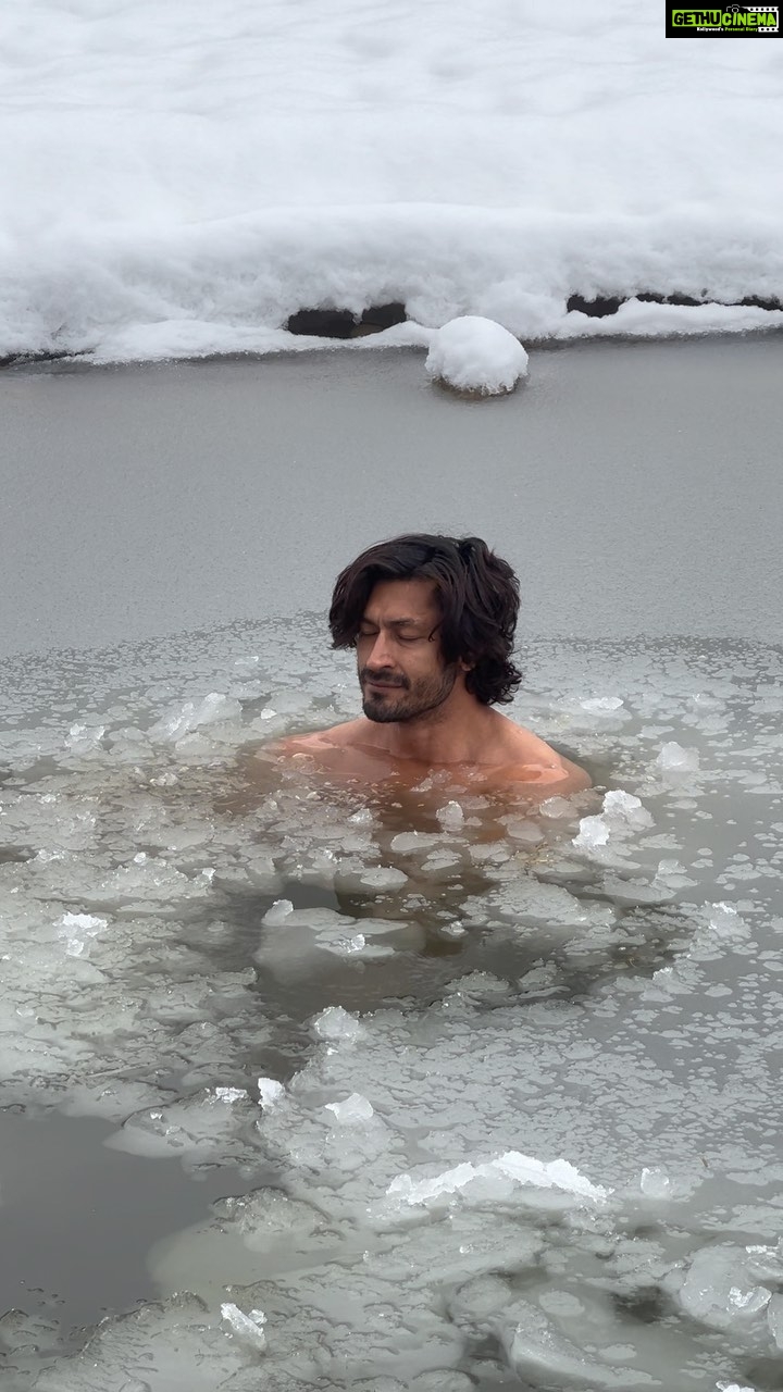 Vidyut Jammwal Instagram - ITrainLikeVidyutJammwal If someone(including your own mind) tells you that THIS is difficult! ! the thought comes from NoExperience.. ITS SIMPLE.. DO IT!! Break your own Barriers #iTrainLikeVidyutJammwal says make it a part of your bucket 🪣 list 💯 recovery from any ailment/injury #REBORN InstantFIX