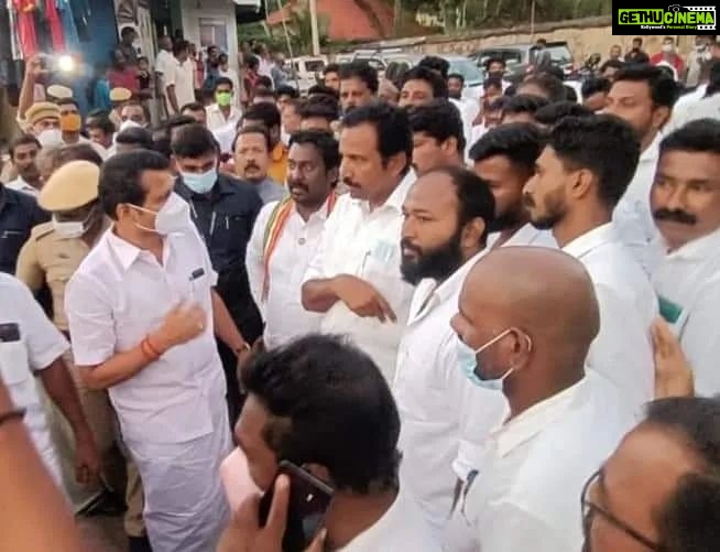 Vijay Vasanth Instagram - குமரி மாவட்டத்தில் மழை வெள்ள சேதங்களை பார்வையிட வந்த மாண்புமிகு தமிழக அமைச்சர்கள் திரு. செந்தில் பாலாஜி, திரு. மனோ தங்கராஜ், சட்டமன்ற உறுப்பினர் திரு. ராஜேஷ் குமார், மாவட்ட ஆட்சியர் ஆகியோருடன் பாதிக்கப்பட்ட இடங்களை ஆய்வு செய்தோம். பின்னர் நடைபெற்ற ஆய்வுக் கூட்டத்தில் கலந்து கொண்டோம். Kanyakumari, India