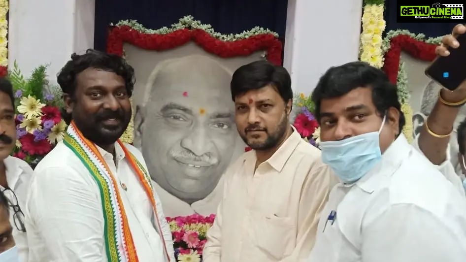 Vijay Vasanth Instagram - தமிழக காங்கிரஸ் தலைவர் திரு கே.எஸ் அழகிரி அவர்கள் தலைமையில் மெரினா காந்தி சிலை,காமராஜர் நினைவிடம், மற்றும் சத்தியமூர்த்தி பவனில் நடைபெற்ற நிகழ்ச்சிகளில் மற்ற தலைவர்களுடன் கலந்து கொண்டு காந்தியடிகள், பெருந்தலைவர் காமராஜர், திரு லால் பகதூர் சாஸ்திரி ஆகியோருக்கு மரியாதை செலுத்தினேன்.
