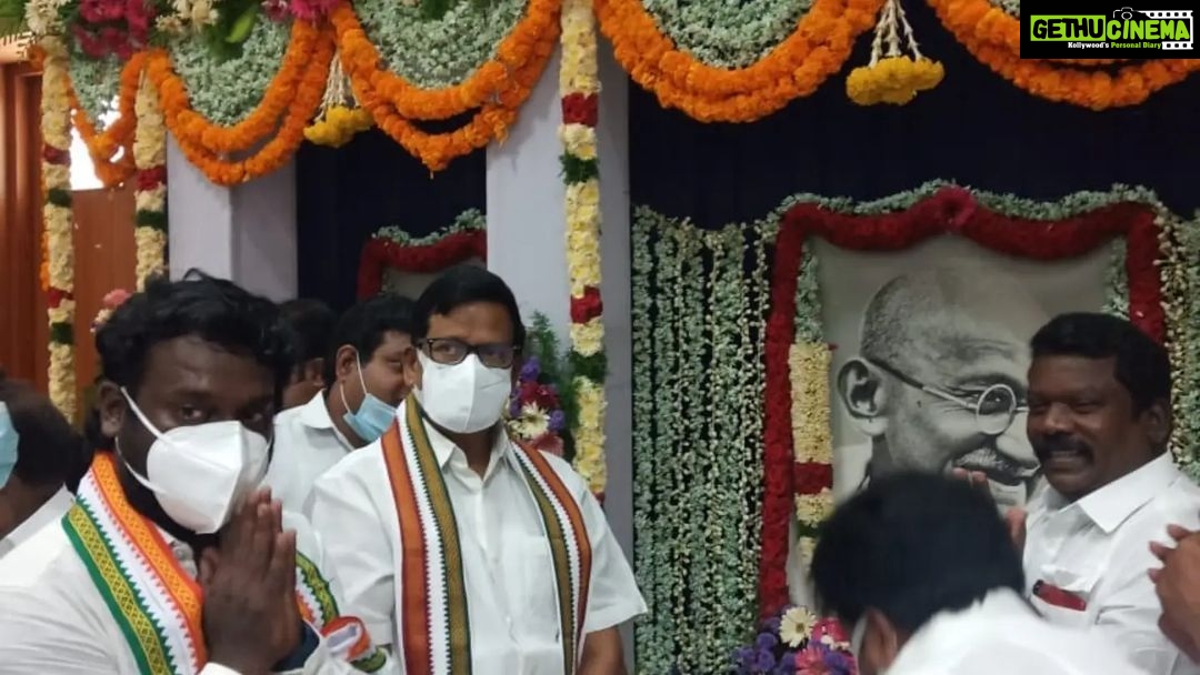 Vijay Vasanth Instagram - தமிழக காங்கிரஸ் தலைவர் திரு கே.எஸ் அழகிரி அவர்கள் தலைமையில் மெரினா காந்தி சிலை,காமராஜர் நினைவிடம், மற்றும் சத்தியமூர்த்தி பவனில் நடைபெற்ற நிகழ்ச்சிகளில் மற்ற தலைவர்களுடன் கலந்து கொண்டு காந்தியடிகள், பெருந்தலைவர் காமராஜர், திரு லால் பகதூர் சாஸ்திரி ஆகியோருக்கு மரியாதை செலுத்தினேன்.