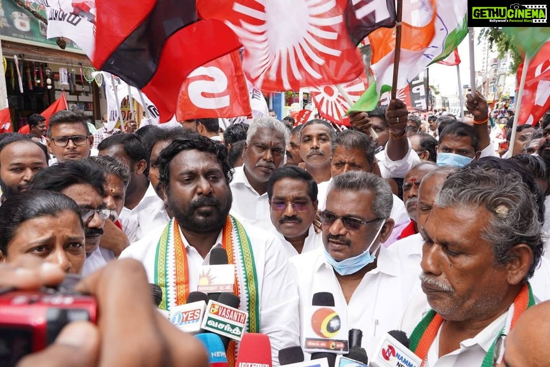 Vijay Vasanth Instagram - விவசாயிகளின் நலன் காக்க தவறிய மத்திய அரசை கண்டித்து நடைபெறும் முழு அடைப்பு போராட்டத்தில் இன்று நாகர்கோவிலில் காங்கிரஸ் - திமுக கூட்டணி கட்சிகளின் ஆர்ப்பாட்டம் நடைபெற்றது. கூட்டணி தலைவர்கள், தொண்டர்களுடன் ஆர்ப்பாட்டத்தில் கலந்துகொண்டு விவசாயிகளுக்காக குரல் எழுப்பினோம். Nagercoil